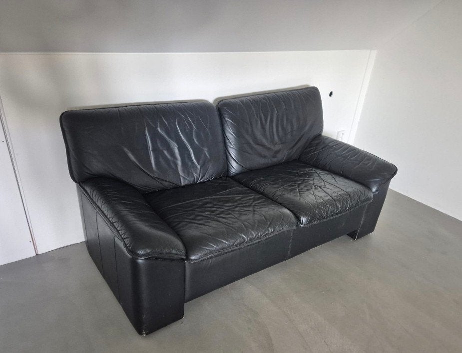Comfortabele zwarte leren tweezitsbank, Huis en Inrichting, Gebruikt, 150 tot 200 cm, Tweepersoons, Ophalen of Verzenden