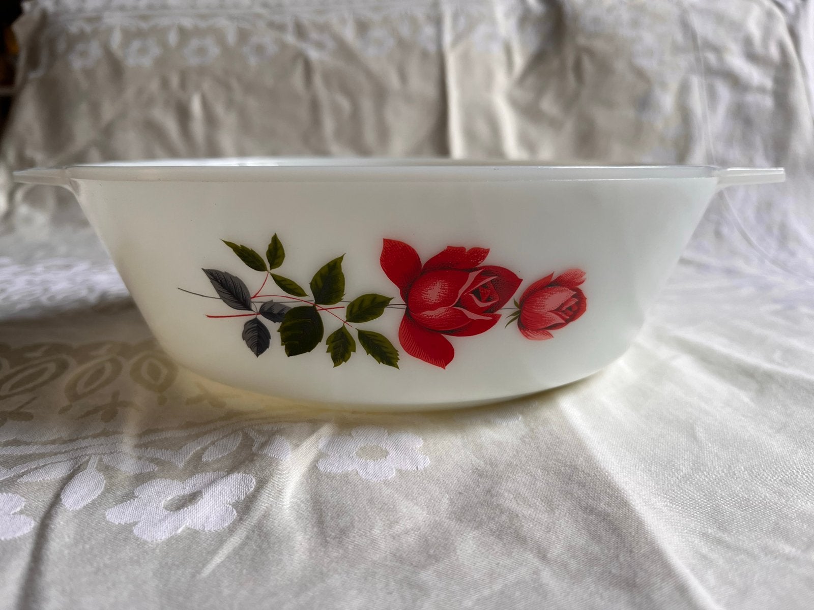 Vintage Pyrex schaal met Rode Rozen - Zo goed als nieuw, Overige materialen, Overige merken, Vintage, Ophalen of Verzenden