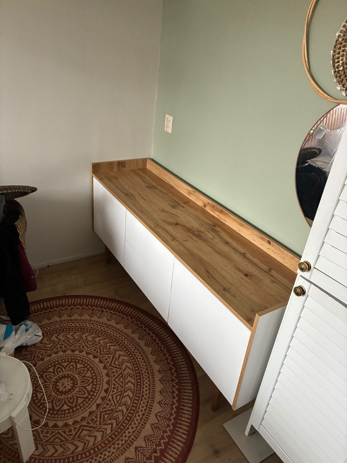 Laag dressoir met houtlook blad en witte kasten, Gebruikt, Modern, Scandinavisch, Ophalen of Verzenden, Overige houtsoorten