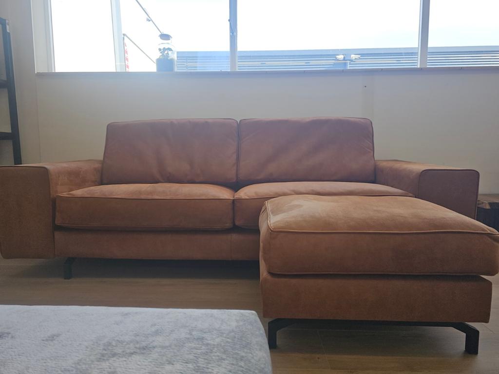 2zits Cognac bank met hocker, 125 cm of meer, 125 cm of meer, Zo goed als nieuw, Info@homefriesland.nl