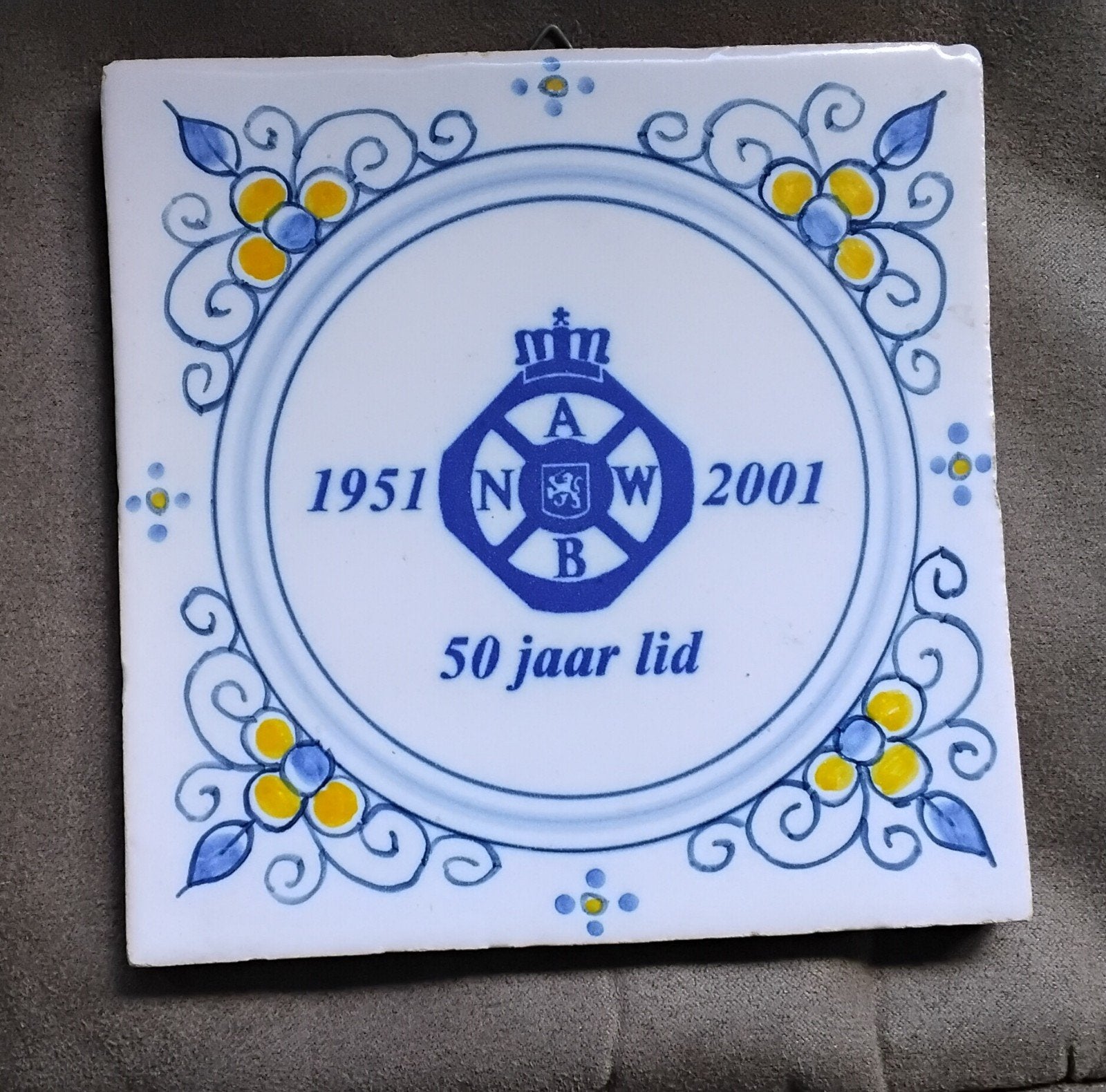 Tichelaar Makkum Tegel ANWB 50 jaar lid 1951-2001, Antiek en Kunst, Antiek | Wandborden en Tegels, Ophalen