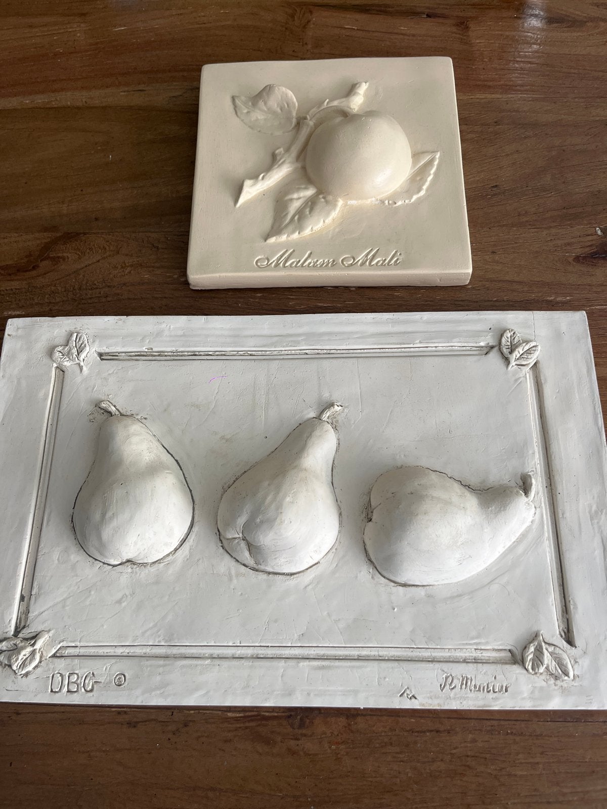 Set van 2 Vintage Wanddecoraties: Peer en Appel Reliëf, Huis en Inrichting, Wandsculptuur, Gebruikt, Vintage, Steen/keramiek