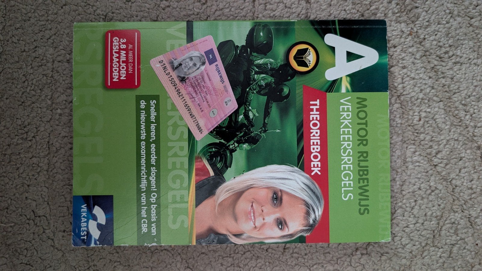 Motor Rijbewijs Theorieboek Verkeersregels VekaBest, Boeken, Studieboeken en Cursussen, Ophalen of Verzenden, Gelezen, Overige niveaus