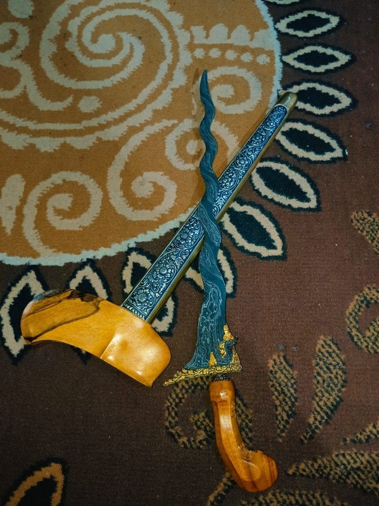 Antieke Keris Naga Raja 11 Luk Buntel Mayit Kinatah SVG47, Verzenden, Overige materialen, Indonesië, Meerkleurig