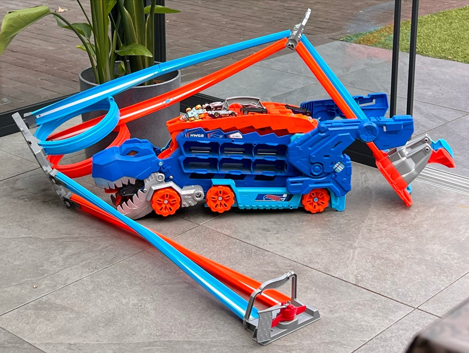 Dino garage op wielen.  6 Hot Wheels auto’s en baan, Ophalen, Zo goed als nieuw