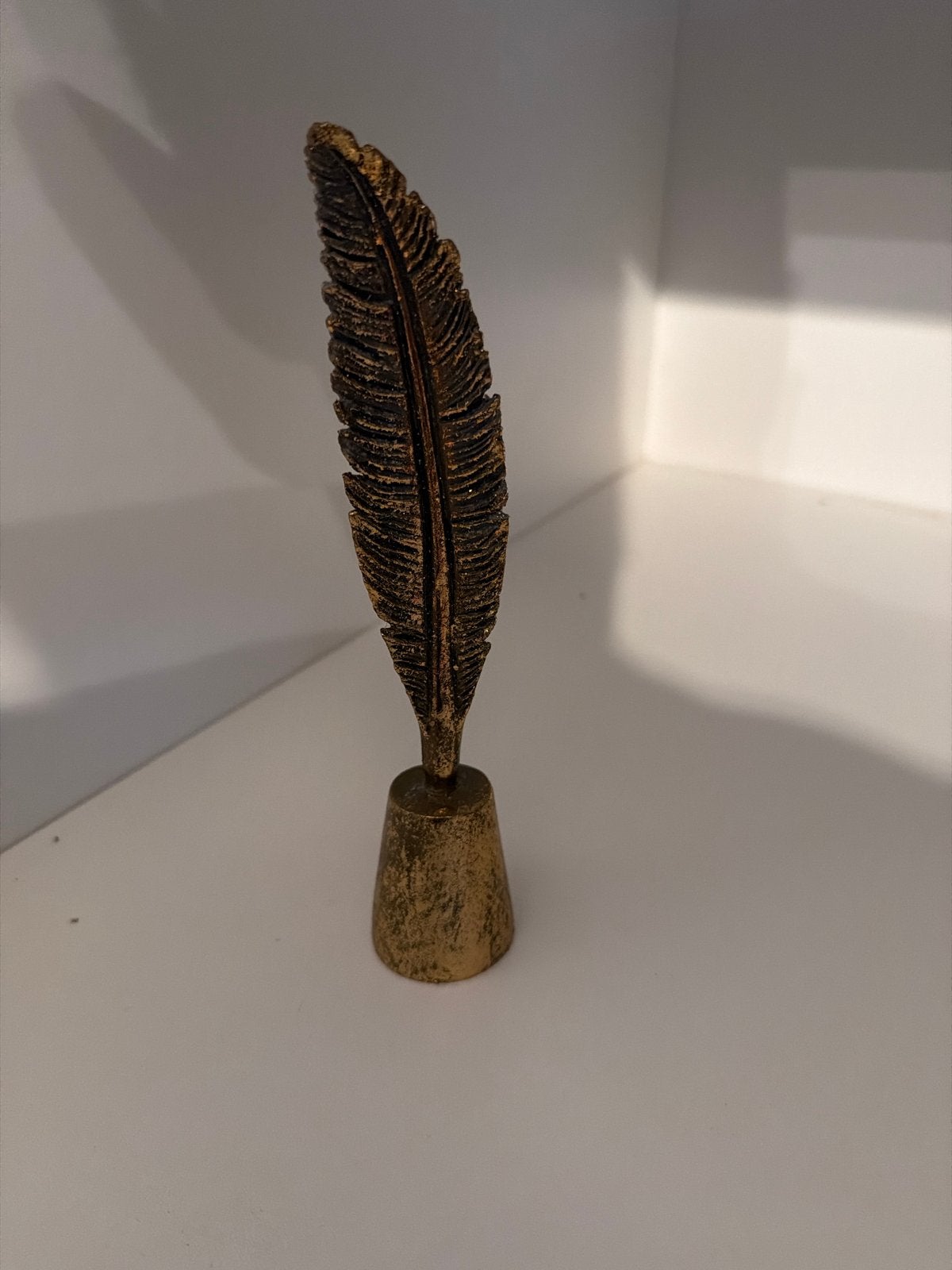 Gouden decoratieve veer op voetstuk, Ophalen, Klassiek, Zo goed als nieuw, Goud