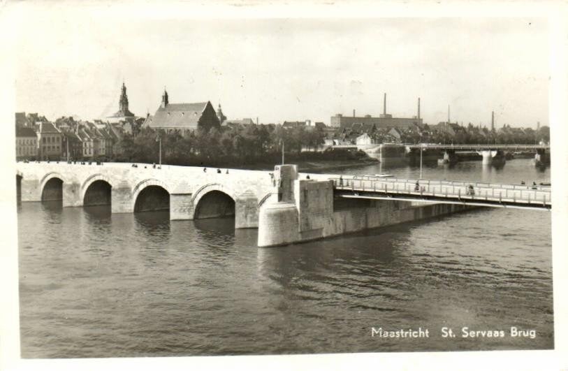 Maastricht St. Servaas Brug - volk - 1955 gelopen, Ophalen of Verzenden, 1940 tot 1960, Gelopen, Limburg