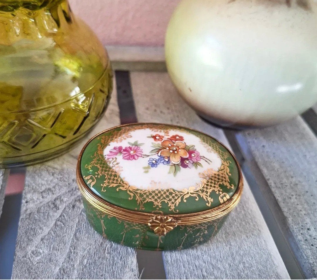 Vintage Limoges France pillendoosje met koperen sluitwerk, Ophalen of Verzenden