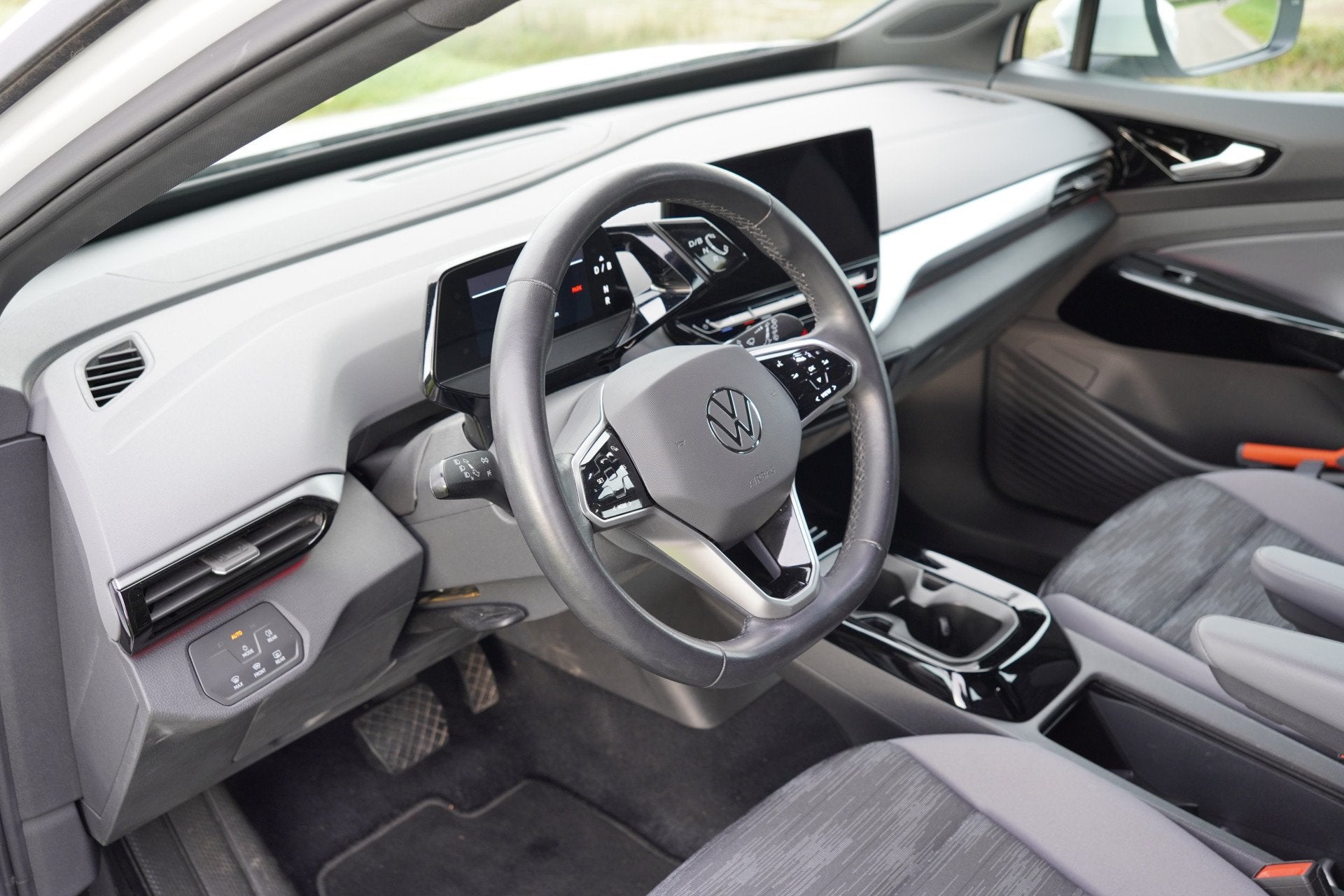 Volkswagen ID.4 Life 77 kWh / Trekhaak / Stoelverwarming, Automaat, Dealer onderhouden, Gebruikt, Zwart