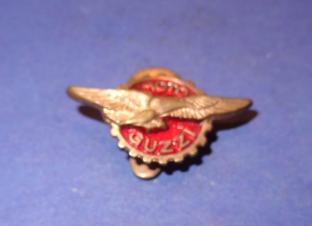 Moto Guzzi Andere Geemailleerde Revert Knoop 26 x 14 mm, Verzenden, Gebruikt, Transport, Speldje of Pin