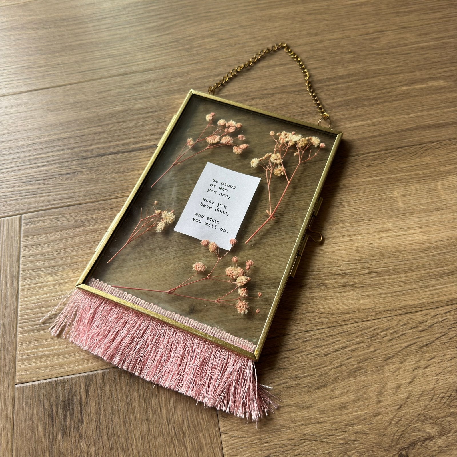 Gouden fotolijst met droogbloemen en tekst, Ophalen of Verzenden, Zo goed als nieuw, Fotolijst, Goud