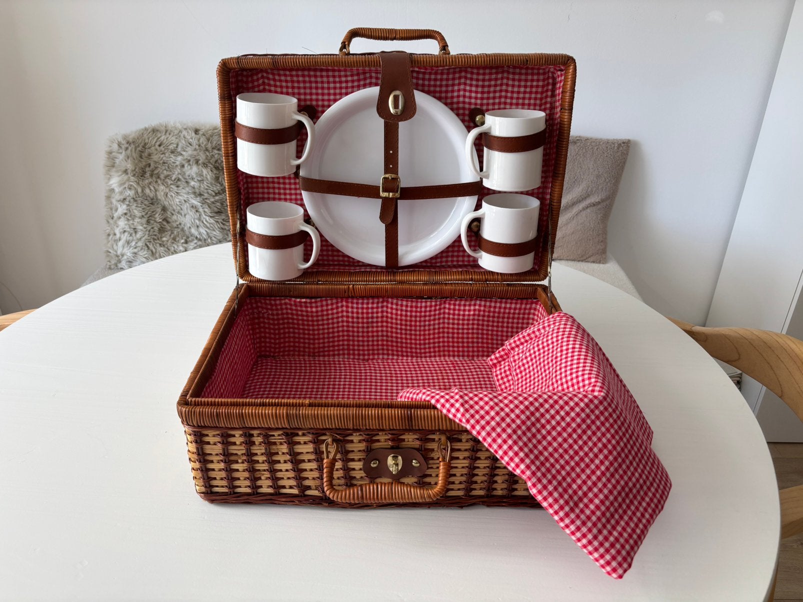 Vintage rieten picknickmand met servies voor 4 personen, Hobby en Vrije tijd, Ophalen of Verzenden, Zo goed als nieuw