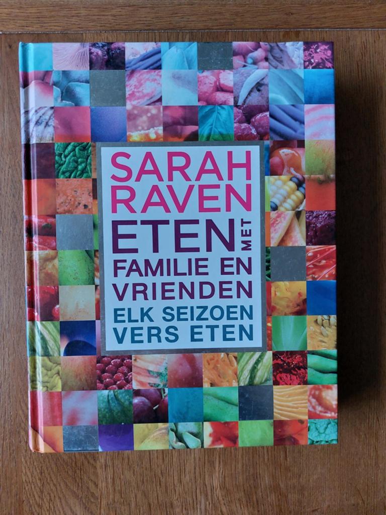Sarah Raven - Eten met Familie en Vrienden Kookboek, Boeken, Hoofdgerechten, Ophalen of Verzenden, Zo goed als nieuw, Sarah Raven