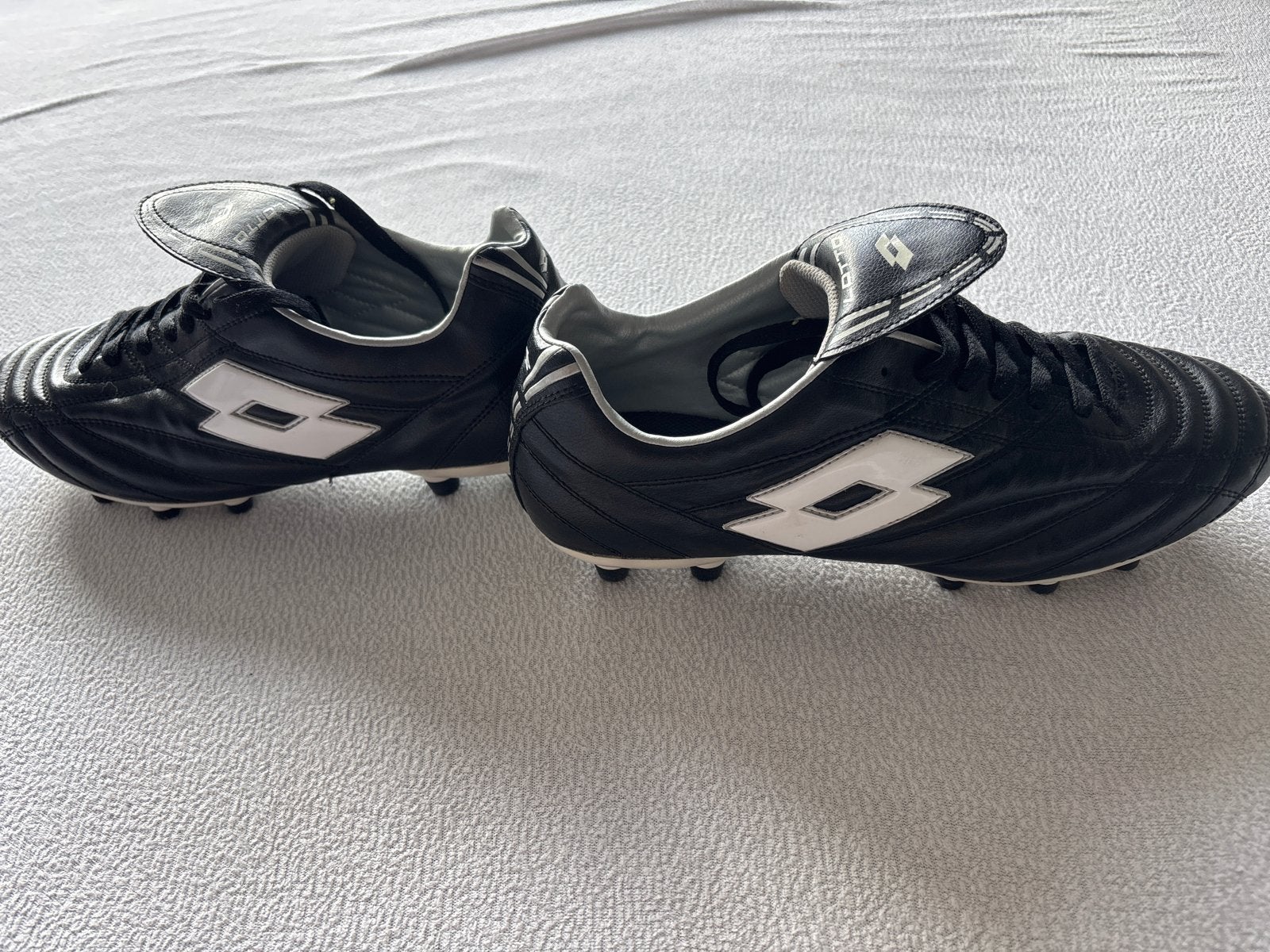 Lotto Voetbalschoenen - Zwart/Wit, Gebruikt, Schoenen, Maat L, Ophalen of Verzenden
