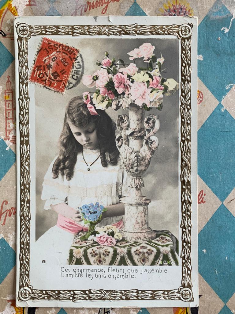 1908 Meisje met lang haar en bloemenvaas (GO), Verzamelen, Ansichtkaarten | Themakaarten, Ophalen of Verzenden, Voor 1920, Gelopen