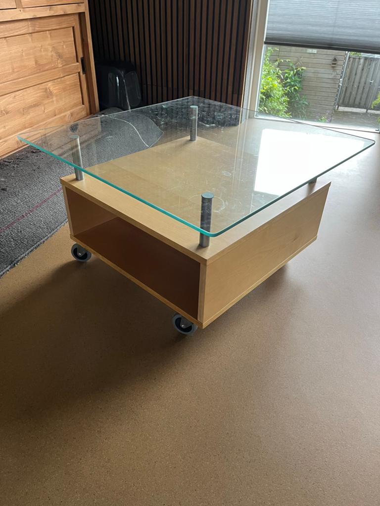 IKEA Salontafel met glazen blad en wieltjes, Huis en Inrichting, Tafels | Salontafels, Ophalen, Gebruikt, 50 tot 100 cm, Glas