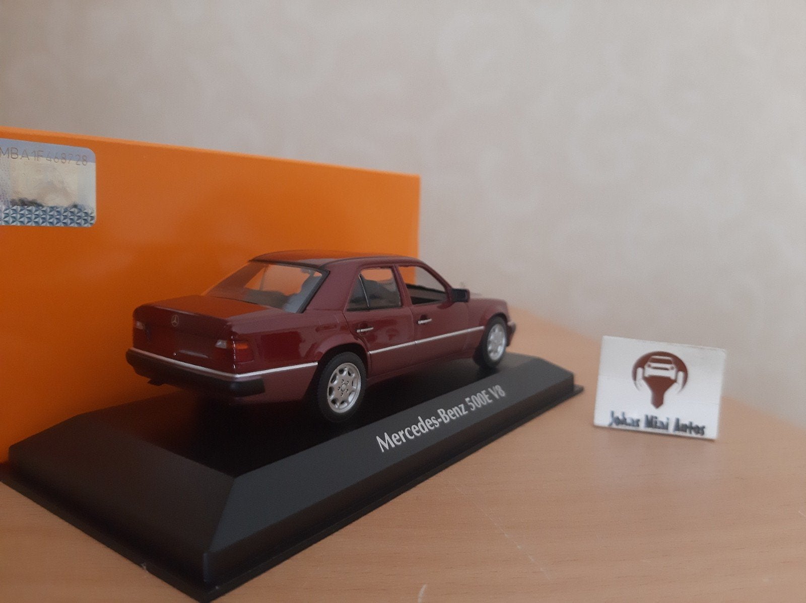 Mercedes Benz 500E V8 (W124) 1992 Rood Met. Maxichamps 1:43, Overige merken, Auto, Nieuw, Ophalen of Verzenden
