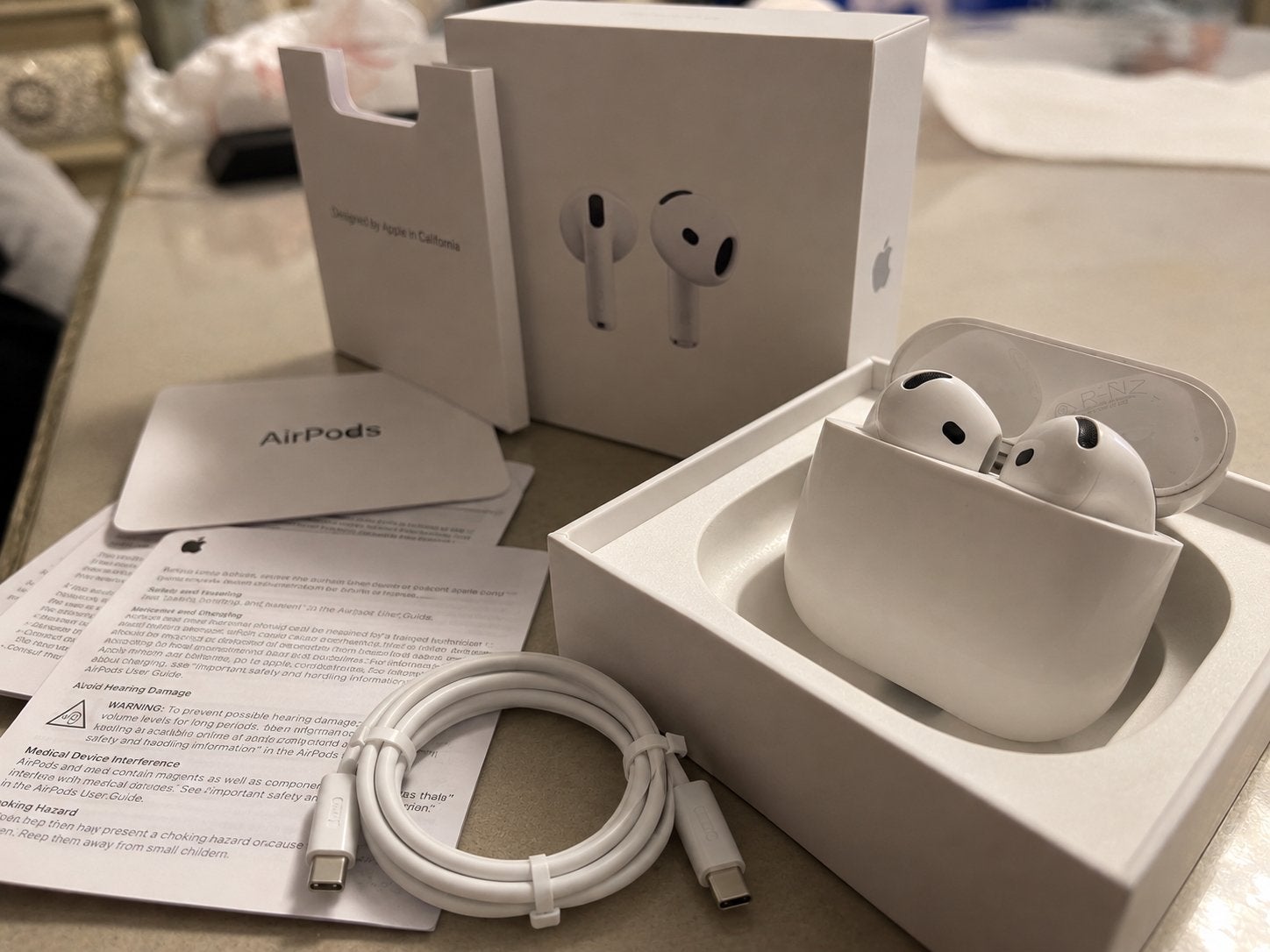 Airpods 4 + GRATIS USB C, Telecommunicatie, Bluetooth, Nieuw, Ophalen of Verzenden, In oorschelp (earbud)