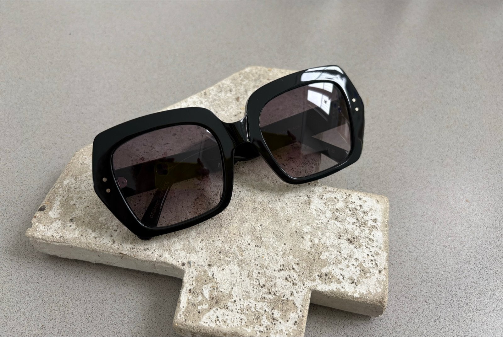 Monokol Eyewear Kaia Zonnebril - Amper gedragen, Overige merken, Zonnebril, Zwart, Ophalen of Verzenden