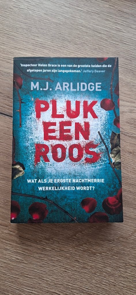 M.J. Arlidge -  Pluk een roos, Boeken, Ophalen of Verzenden, Zo goed als nieuw, Nederland, M.J. Arlidge