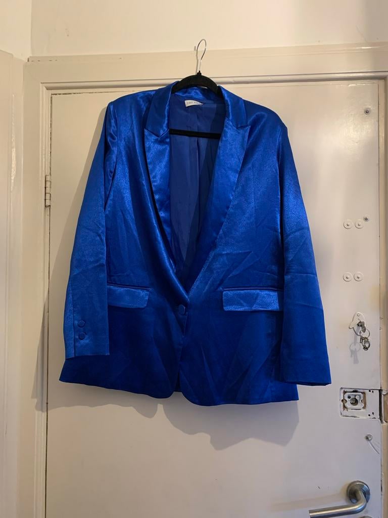 Blauwe satijnen blazer maat M, Kleding | Dames, Maat 38/40 (M), Blauw, Ophalen of Verzenden, Zo goed als nieuw