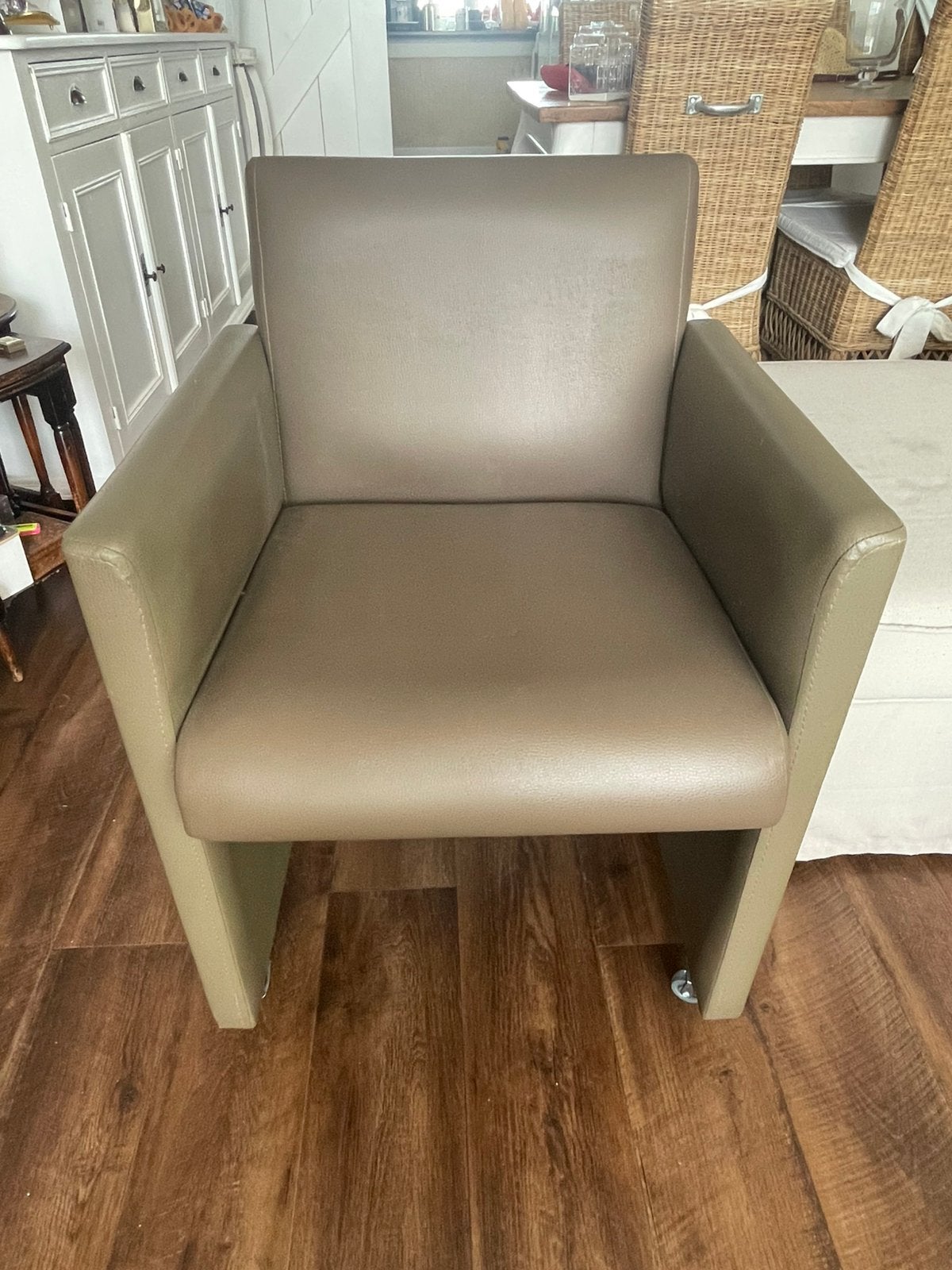 Taupe kleur lederlook fauteuil op wieltjes zgan, Ophalen, Overige kleuren, Leer, Zo goed als nieuw