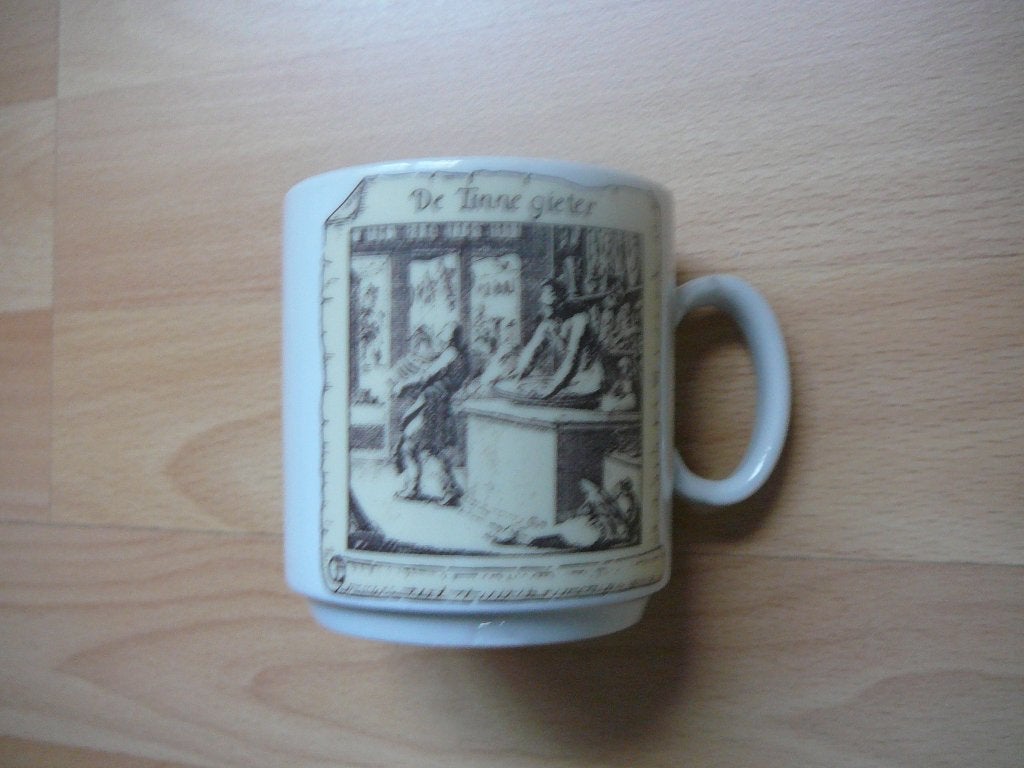 mok De tinnegieter, Ophalen of Verzenden, Aardewerk, Overige stijlen, Kop(pen) en/of Schotel(s)