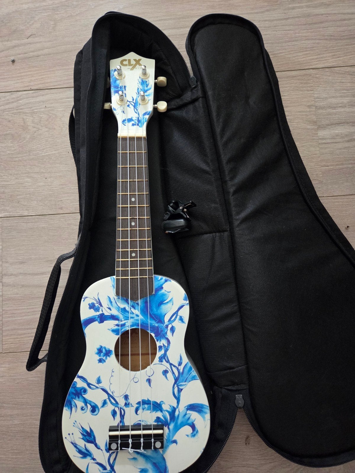 Ukelele met hoes en stemmer - CLX met blauw bloemenpatroon, Ophalen of Verzenden, Zo goed als nieuw, Ukelele