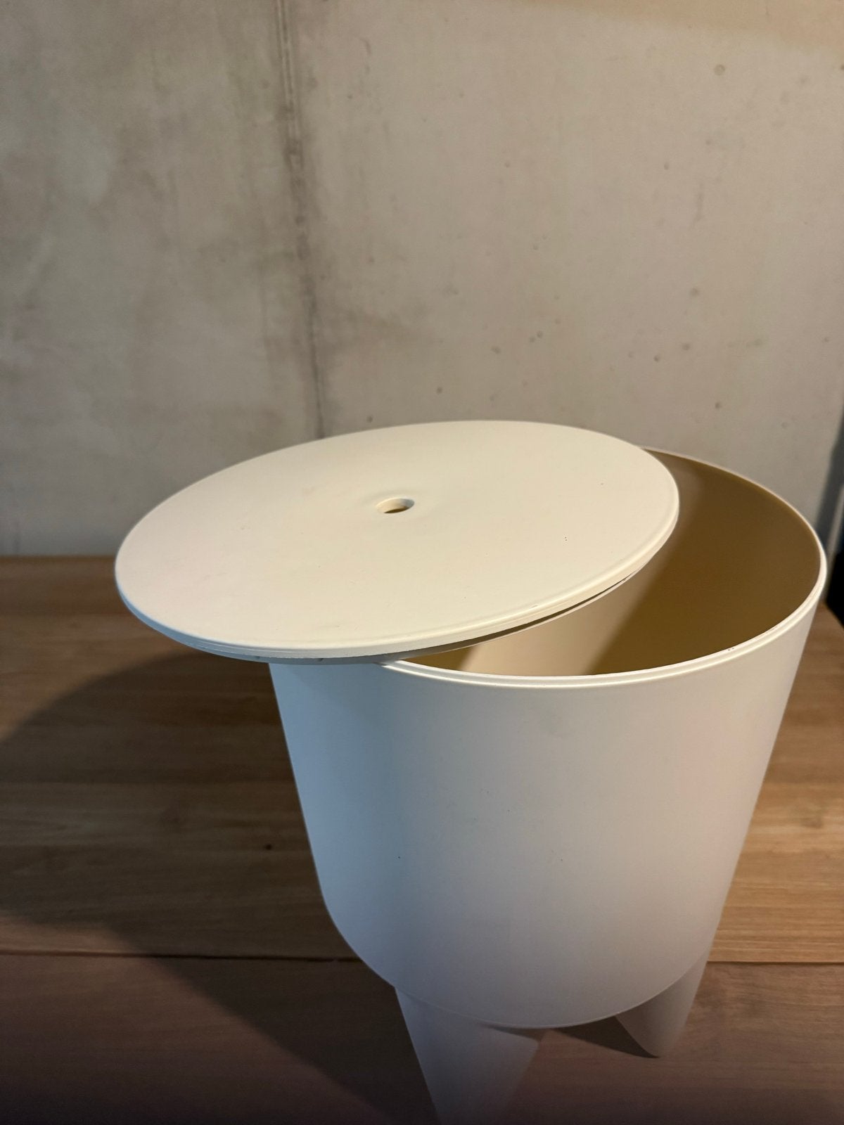 Stijlvolle crèmekleurige designkrukjes met deksel, Ophalen, Beige, Kunststof, Zo goed als nieuw