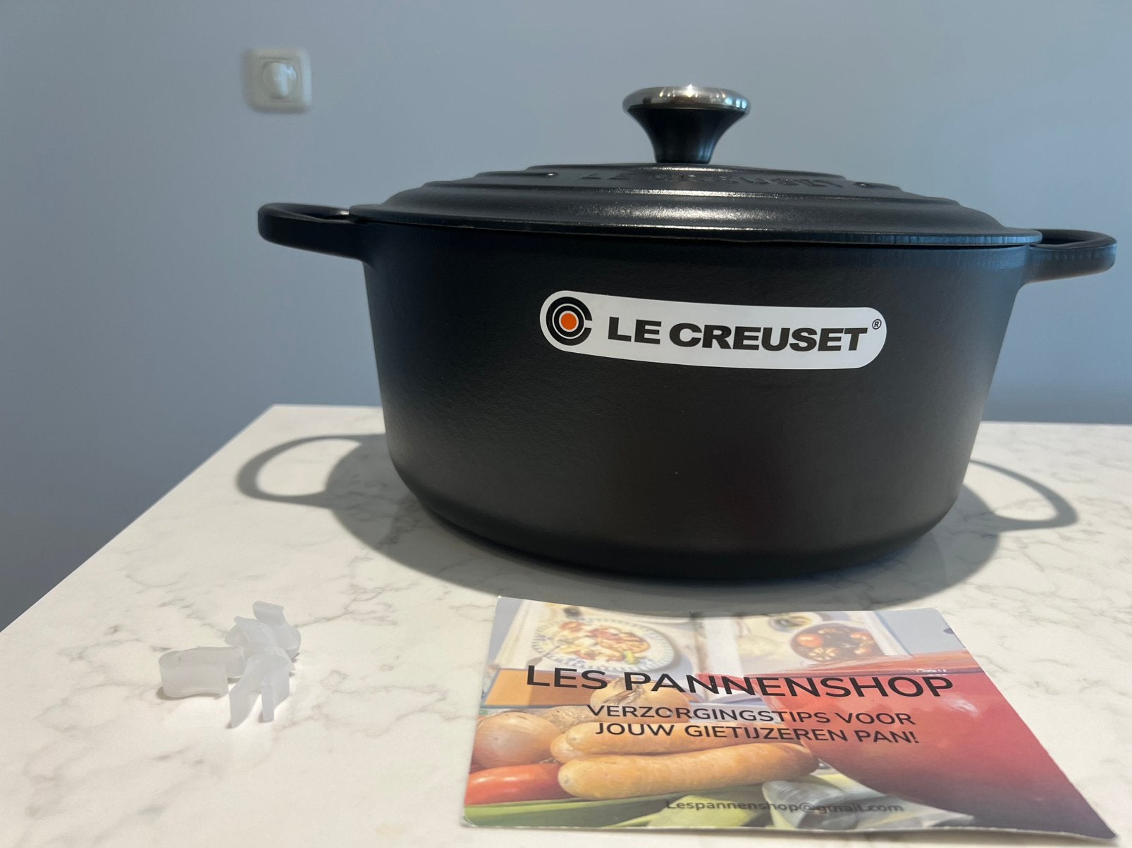Le Creuset Signature mat zwart 28 cm, Met handvatten, Nieuw, Le Creuset, Ophalen of Verzenden