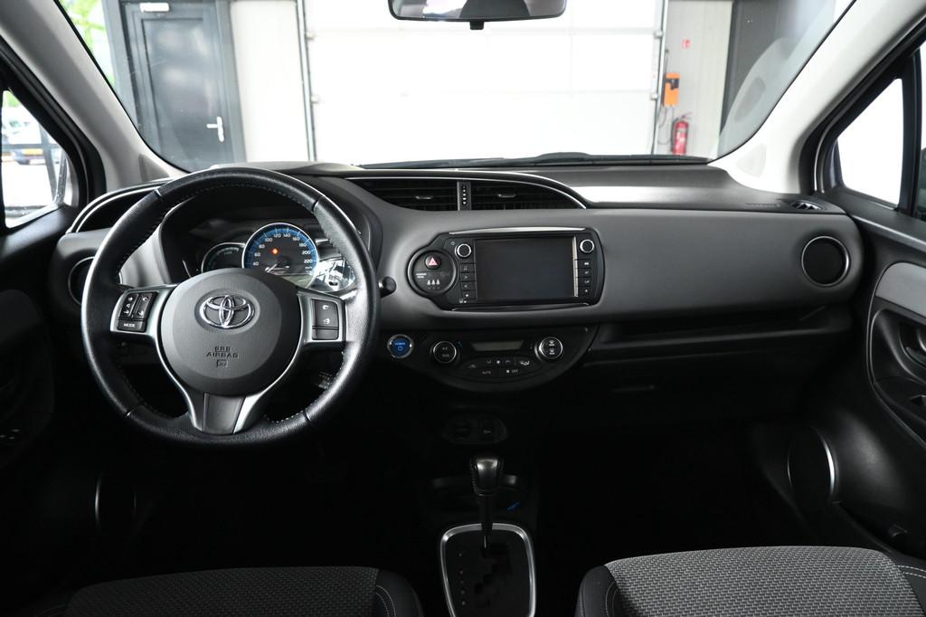 Toyota Yaris 1.5 Hybrid Trend Bi-Tone Clima Navigatie Trekha, Gebruikt, 4 cilinders, Bedrijf, Hybride Elektrisch/Benzine