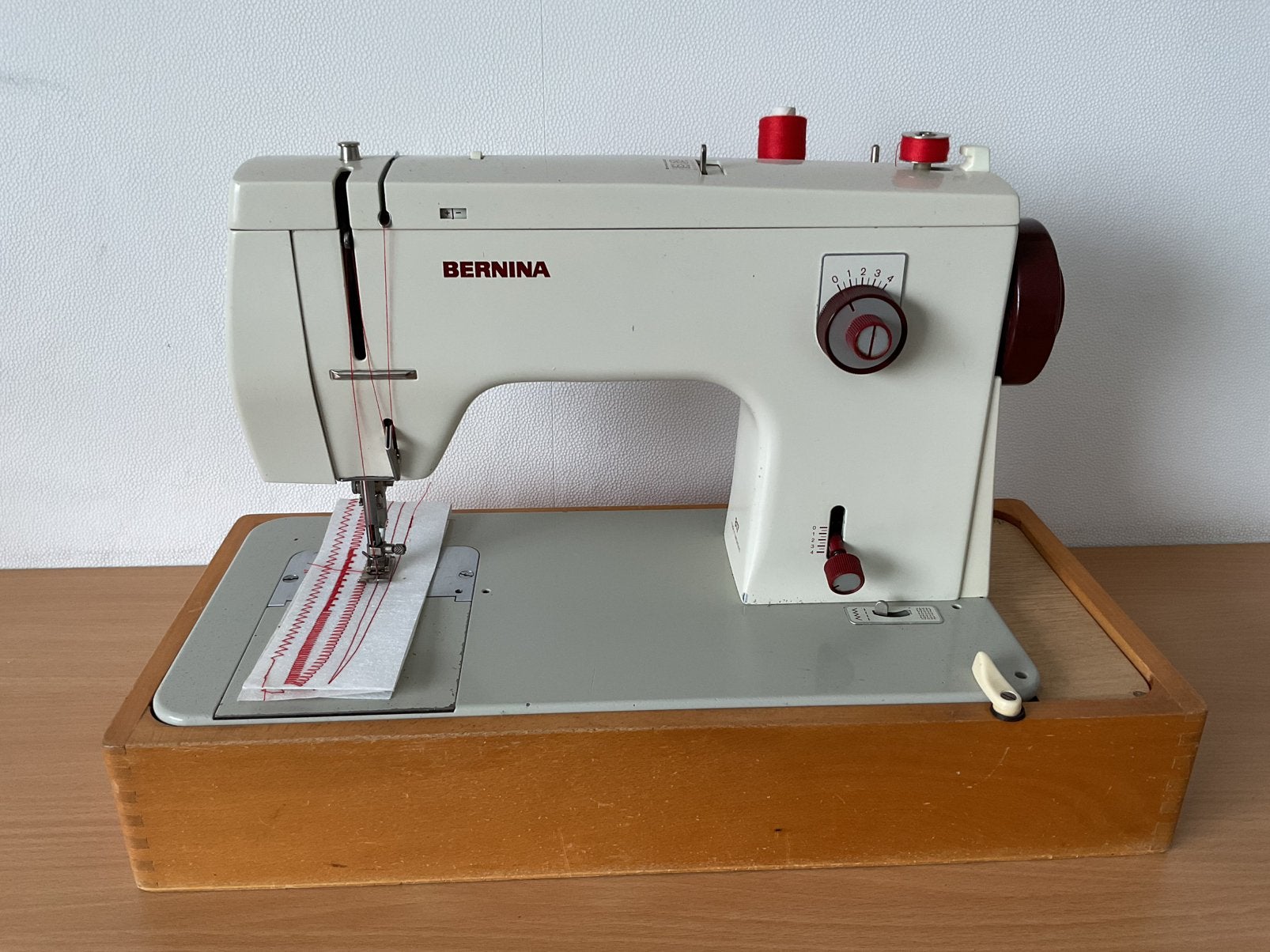 Te koop Bernina 817, Hobby en Vrije tijd, Naaimachines en Toebehoren, Ophalen of Verzenden, Zo goed als nieuw, Lockmachine, Bernina