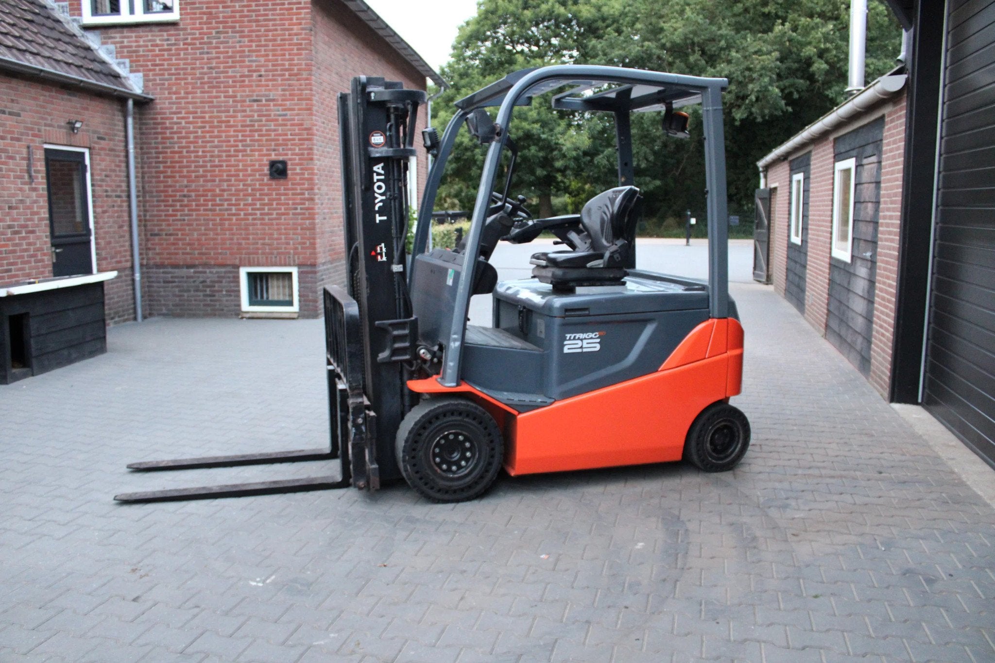 Toyota 8FBMKT25 heftruck elektrische triplex sidesift 4888 u, 2000 tot 3000 kg, Elektrisch, Heftruck, Toyota