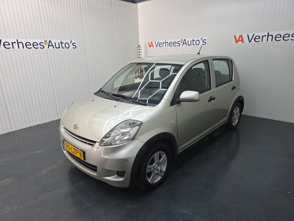 Daihatsu Sirion 2 1.0-12V Premium (bj 2010), Auto's, Gebruikt, Beige, Handgeschakeld, 865 kg