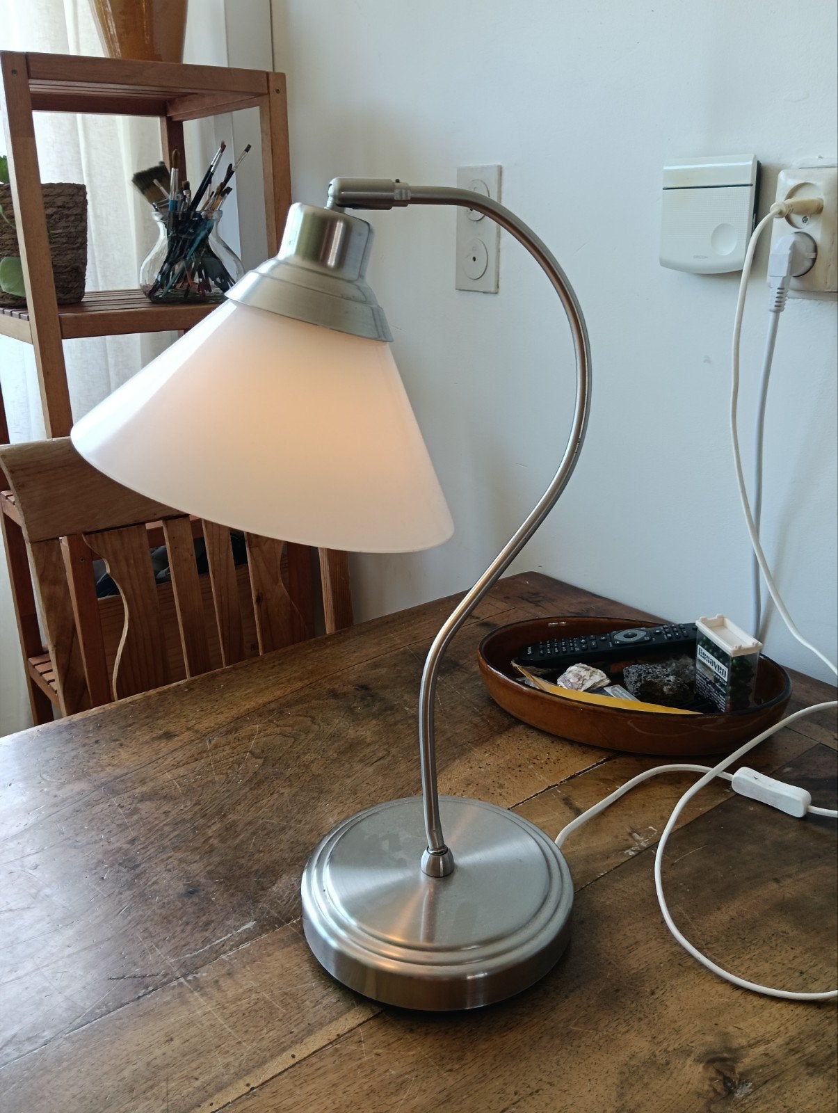 Moderne tafellamp met gebogen arm en witte kap, 50cm hoog, Gebruikt, E14 (klein), Met kap, Glas