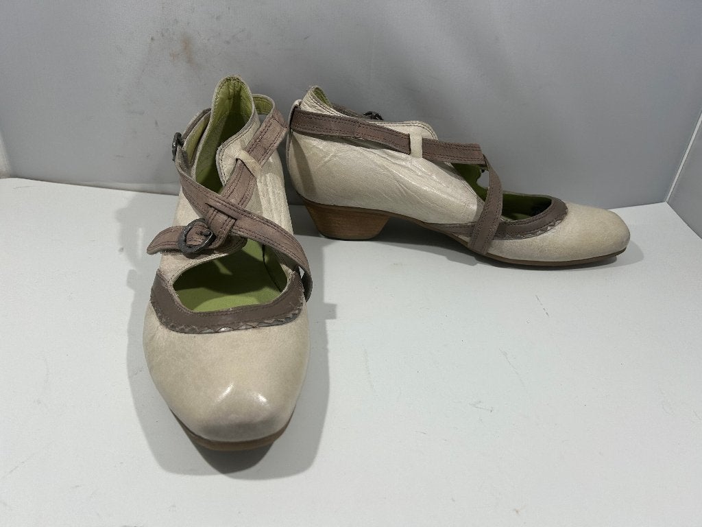 Piedi Nudi, maat 40 modieuze lichtgroene schoenen., Kleding | Dames, Schoenen, Schoenen met lage hakken, Verzenden, Zo goed als nieuw