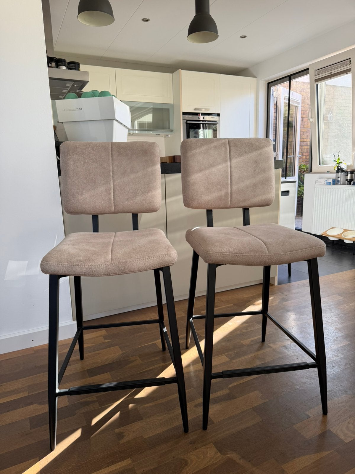 Set van 2 barkrukken - Barkruk Gento zandbeige Pronto Wonen, Huis en Inrichting, Barkrukken, Ophalen, Met voetsteun, 60 tot 90 cm