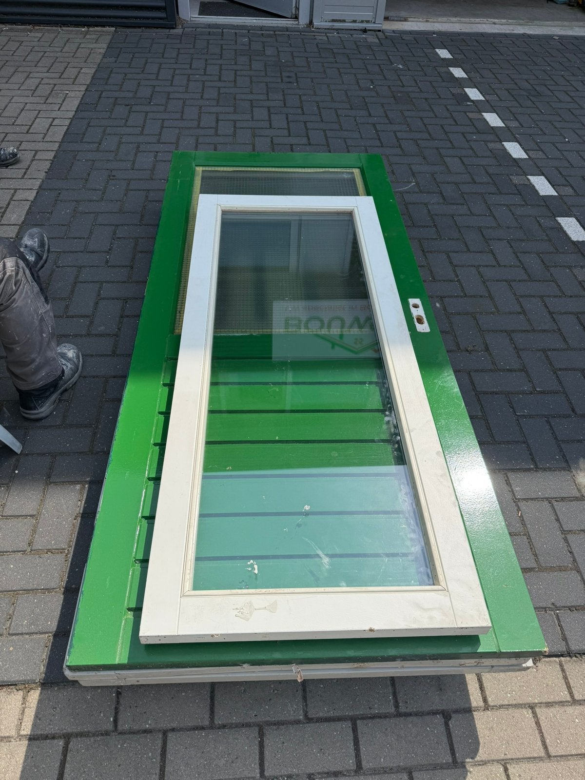 Gratis schuurdeur en raam op te halen, Deurkozijn, Zo goed als nieuw, 150 tot 225 cm, Hout