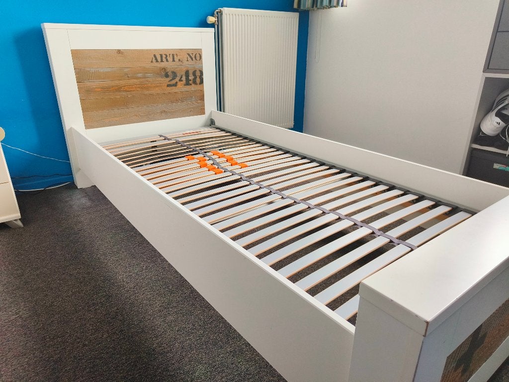 1 persoons bed - hout met leuke details, Ophalen, Gebruikt, 90 cm, Eenpersoons