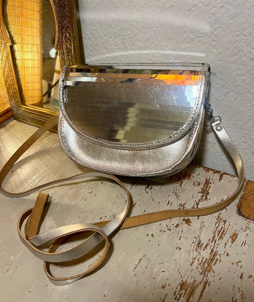 Vintage zilverkleurig leren schoudertasje spiegel tasje boho, Ophalen of Verzenden, Zo goed als nieuw, Overige kleuren, Schoudertasje