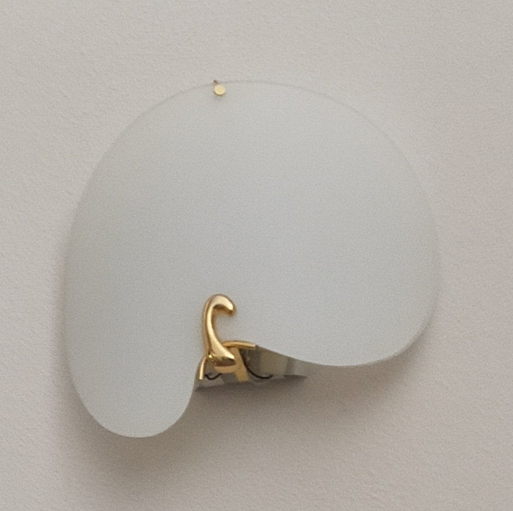 Moderne wandlamp met melkglas en gouden accent, Huis en Inrichting, Lampen | Hanglampen, Ophalen, Gebruikt, Design, E14 (klein)