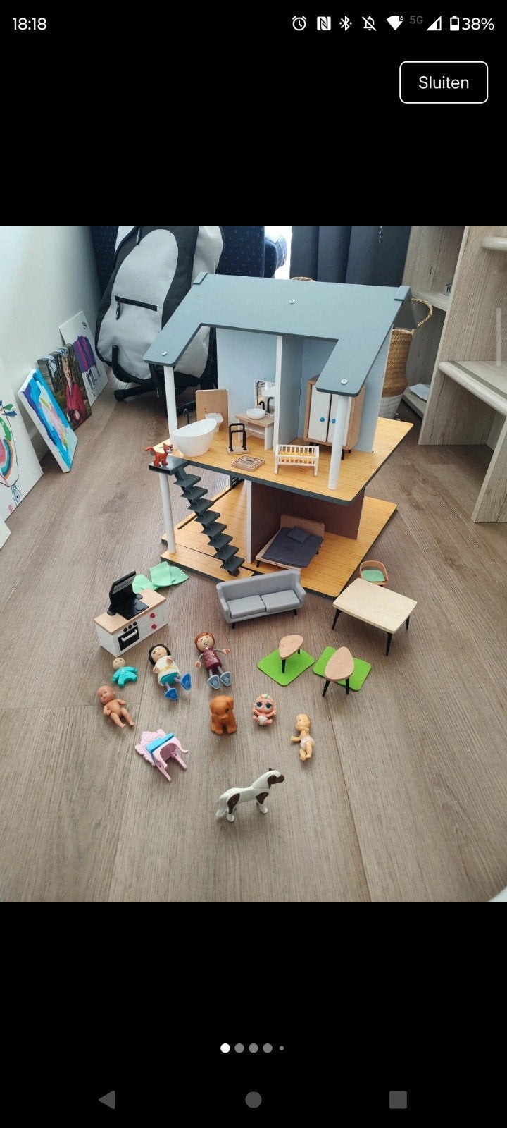 Leuk poppenhuis met meubels en poppetjes, Kinderen en Baby's, Speelgoed | Poppenhuizen, Ophalen of Verzenden, Gebruikt, Poppenhuis