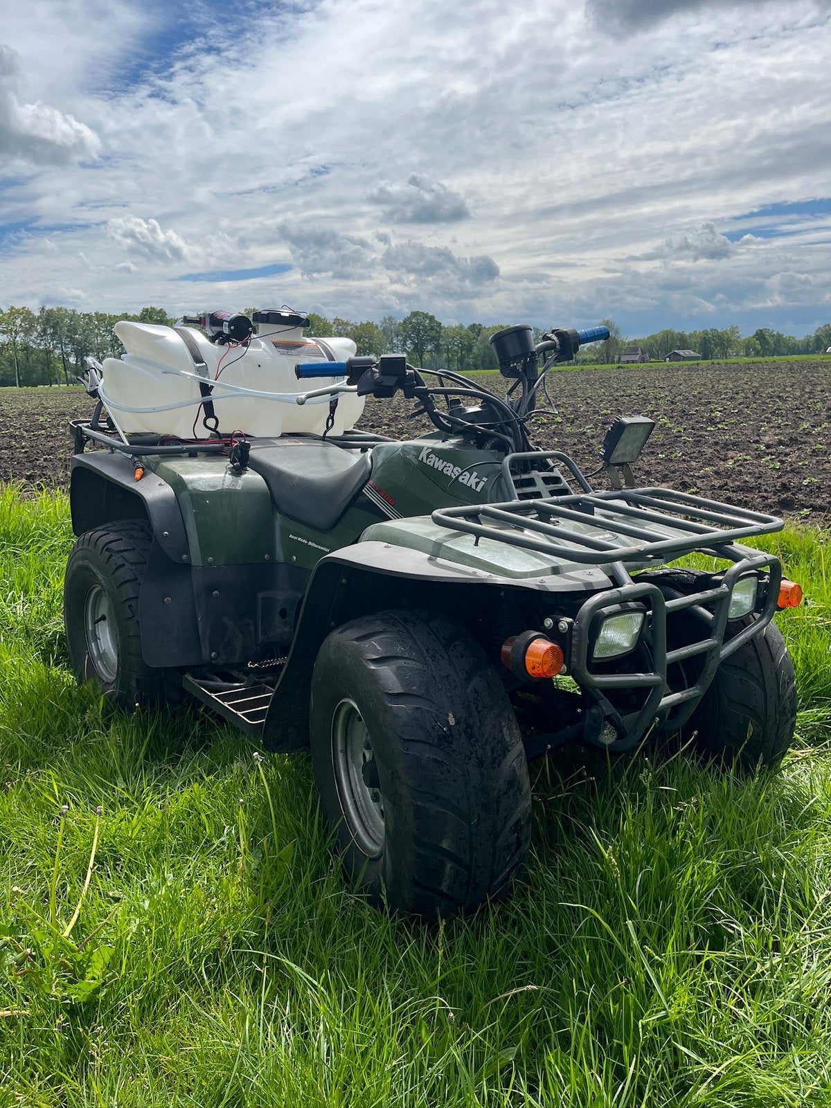 Kawasaki 300 landbouwquad weinig kms, Motoren, Quads en Trikes