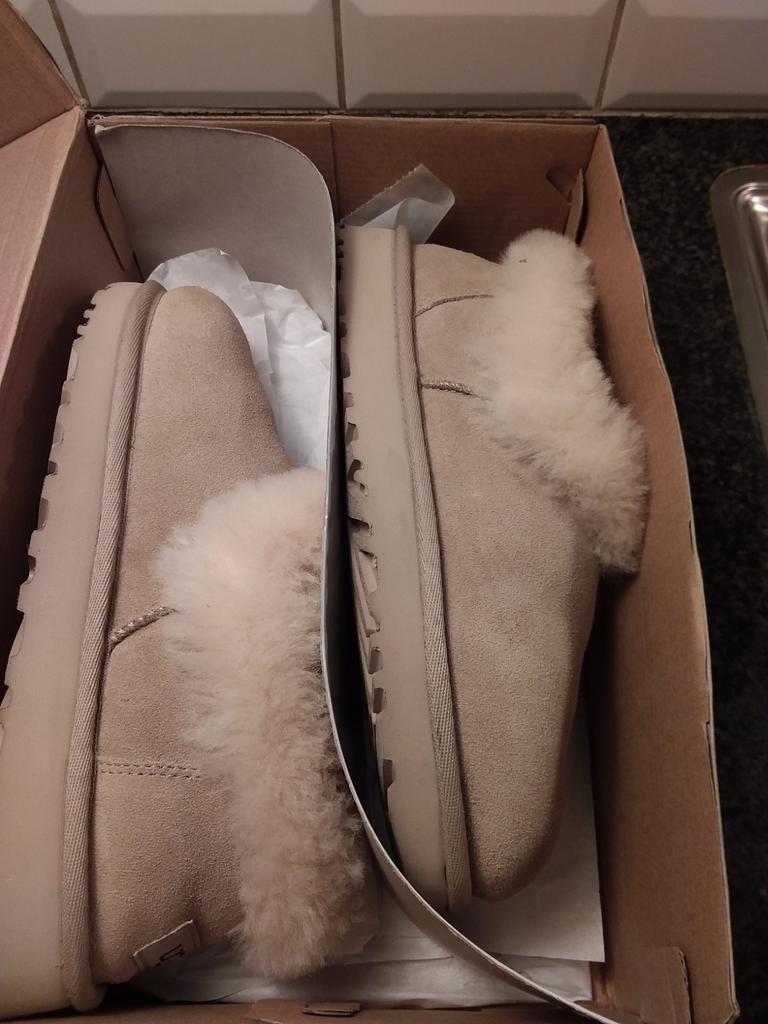 Ugg Nita pantoffels. Maat 38., Ophalen of Verzenden, Zo goed als nieuw, Pantoffels of Sloffen