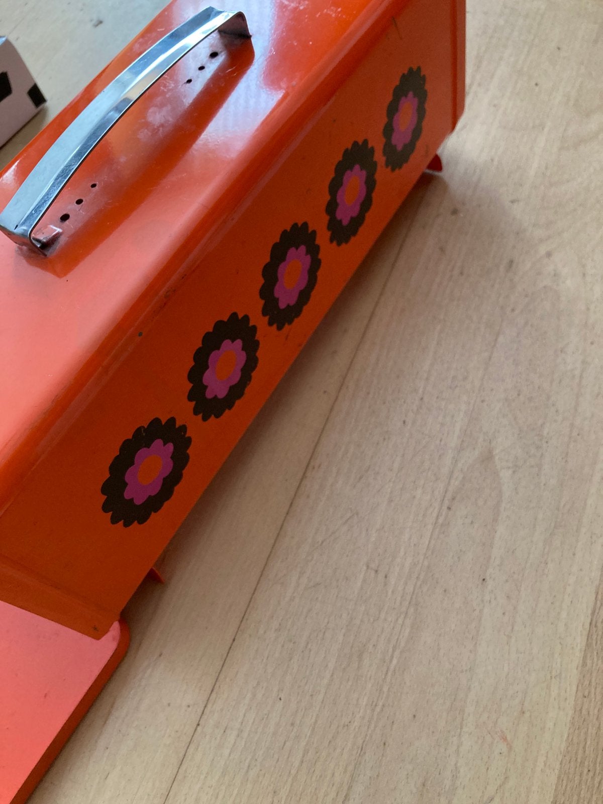 Vintage Brabantia koekblik, oranje met bloemen, sluit goed, Ophalen, Gebruikt, Overige typen