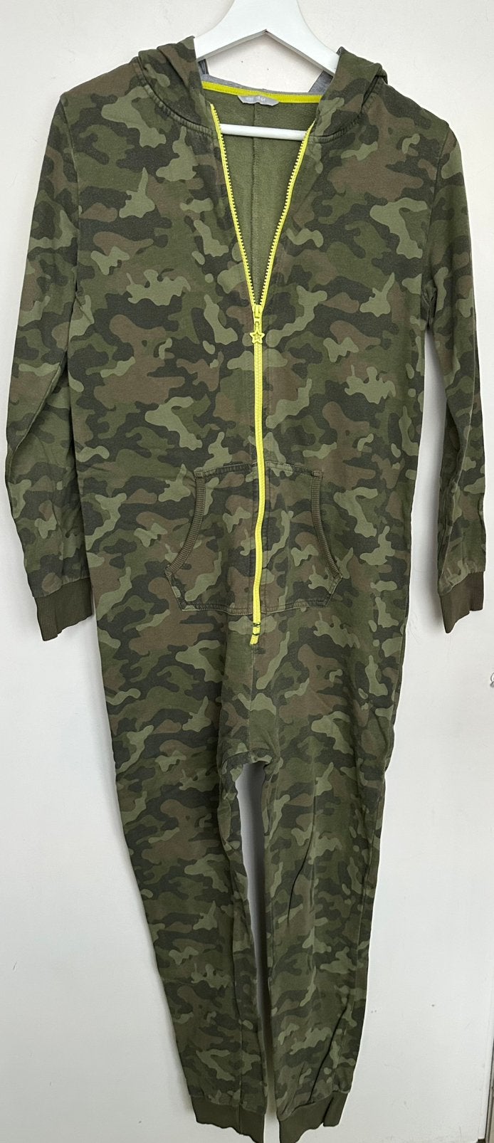 2 Onesies en pyjama maat 158/164 - Hema & Primark, Kinderen en Baby's, Ophalen, Gebruikt, Jongen of Meisje, Nacht- of Onderkleding