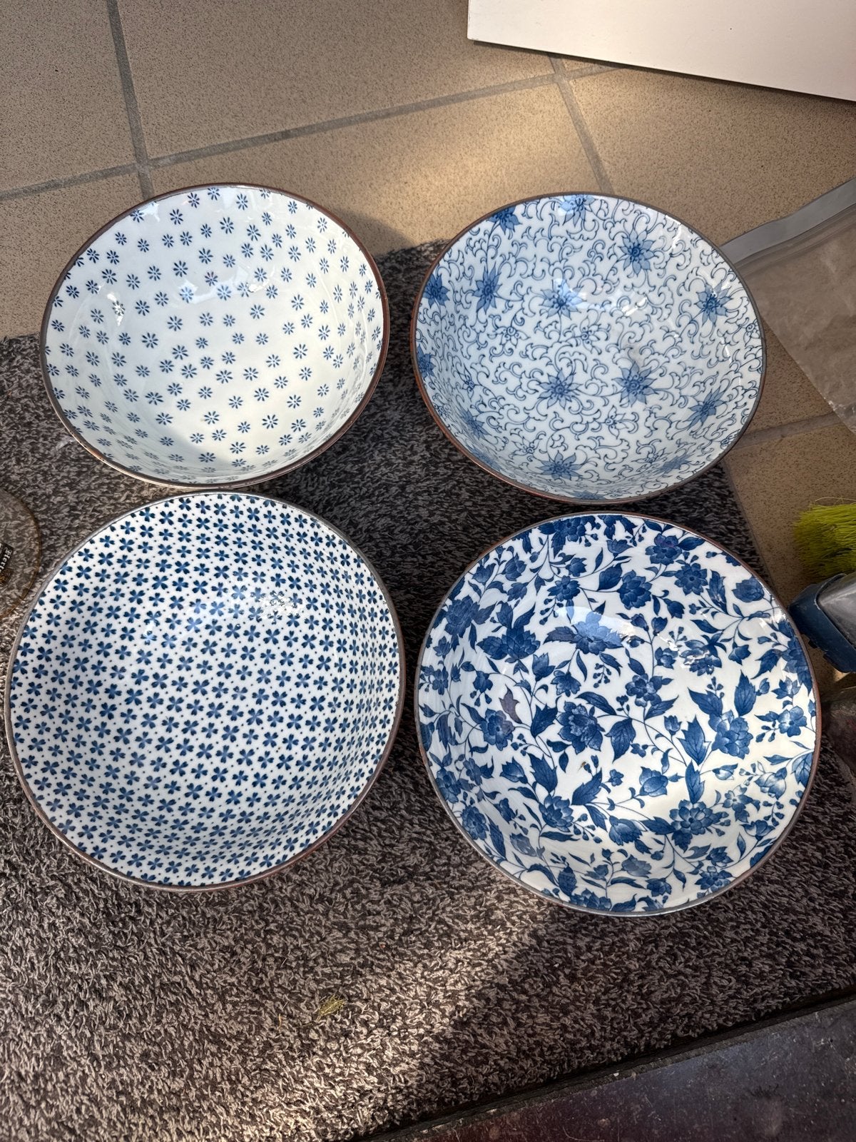 Set van 4 blauwe kommen met diverse patronen, Ophalen, Porselein of Keramiek, Schaal, Rond
