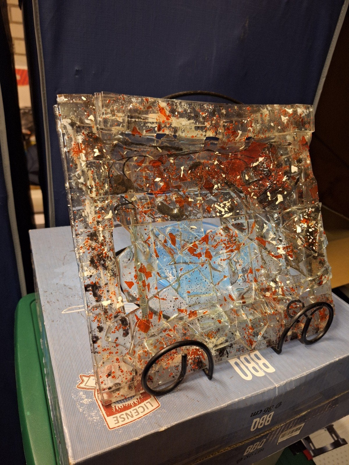 Abstracte glazen sculptuur met rode accenten, Glas, Ophalen of Verzenden, Handgemaakt, 20 - 50 cm