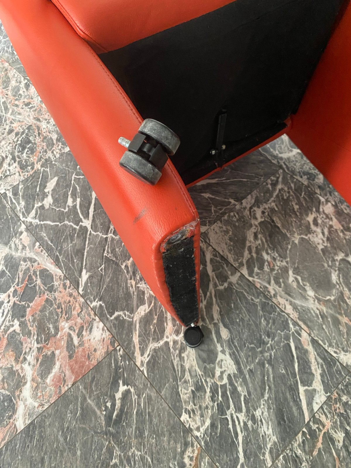 Bert Plantagie eettafel met 6 rode leren stoelen (wieltjes), Ophalen, Gebruikt, 4 tot 6 stoelen