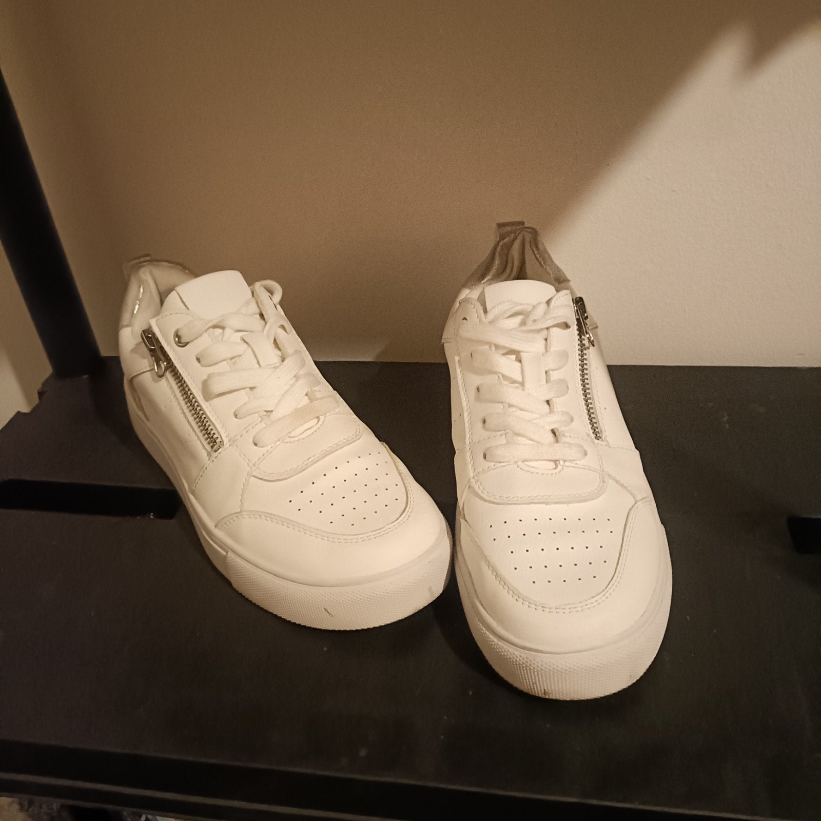 Dames sneakers Bluebox maat 38 - Wit met zilveren details, Kleding | Dames, Schoenen, Blue Box, Wit, Ophalen of Verzenden, Sneakers of Gympen